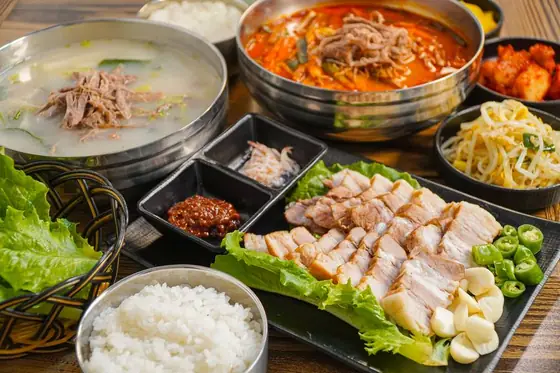육개장과 수육이 함께 차려진 모임 상