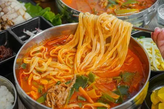 면을 들어올린 육개장 칼국수