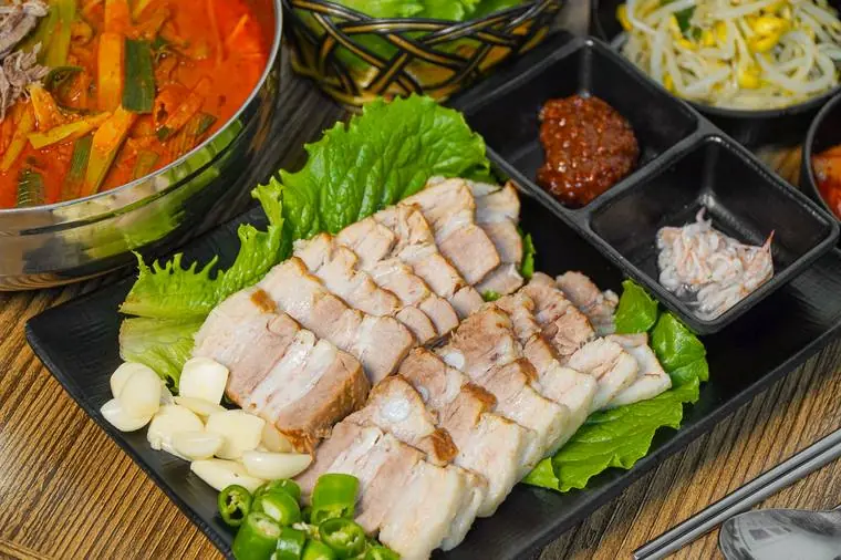 가운데 두고 나눠 드시는 한방 수육